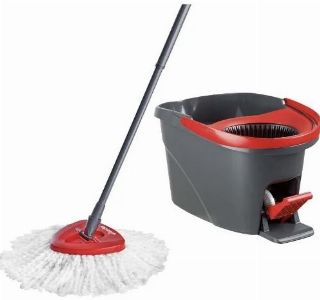 Ensemble sceau de nettoyage à pédales avec balai à frange rotative 